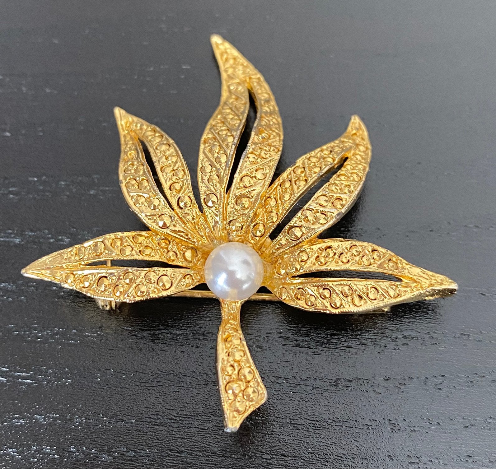 Vintage vergulde bladbroche met 1 faux parel, Ophalen of Verzenden, Zo goed als nieuw, Goud, Overige materialen