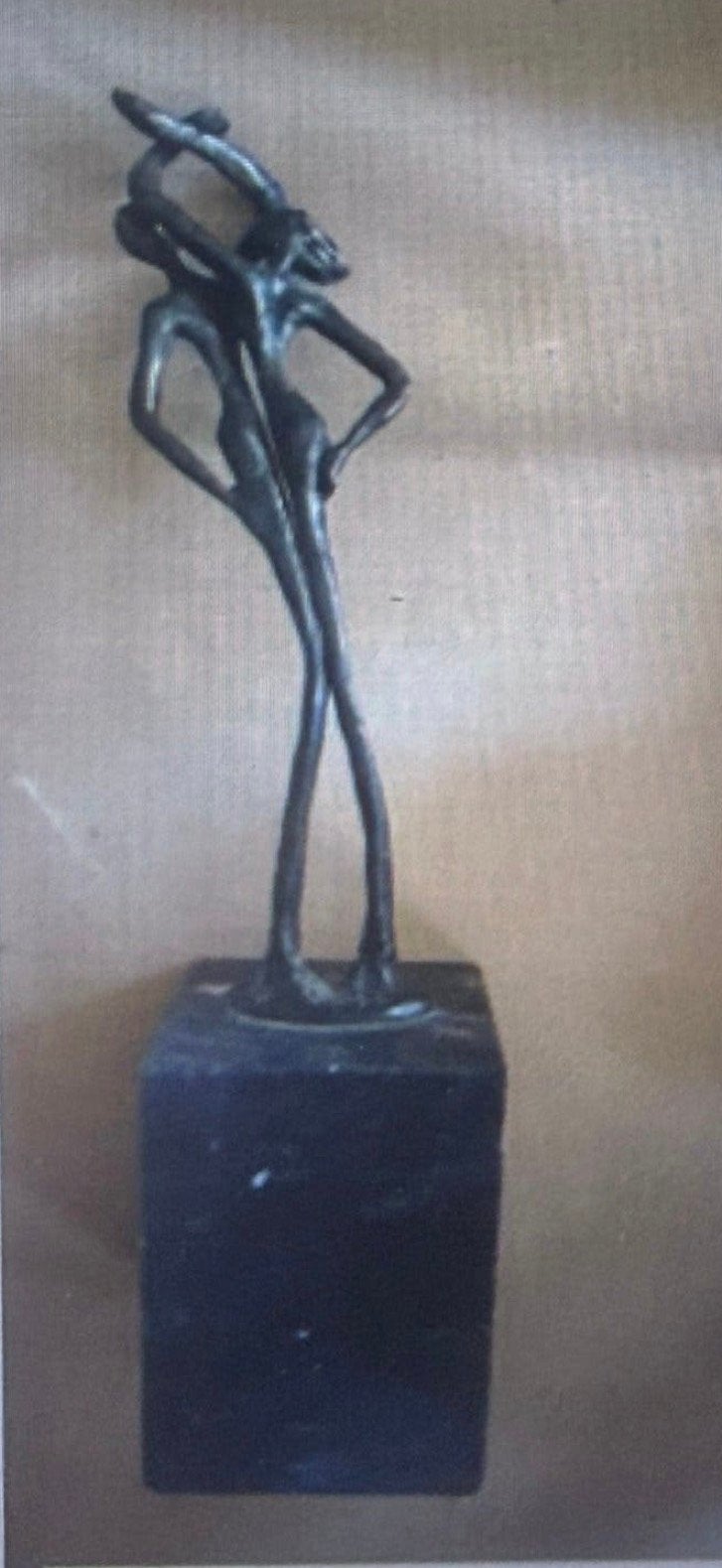 Abstract bronzen beeld van twee figuren op sokkel, Antiek en Kunst, Ophalen, Groep mensen, Brons, 20 - 50 cm