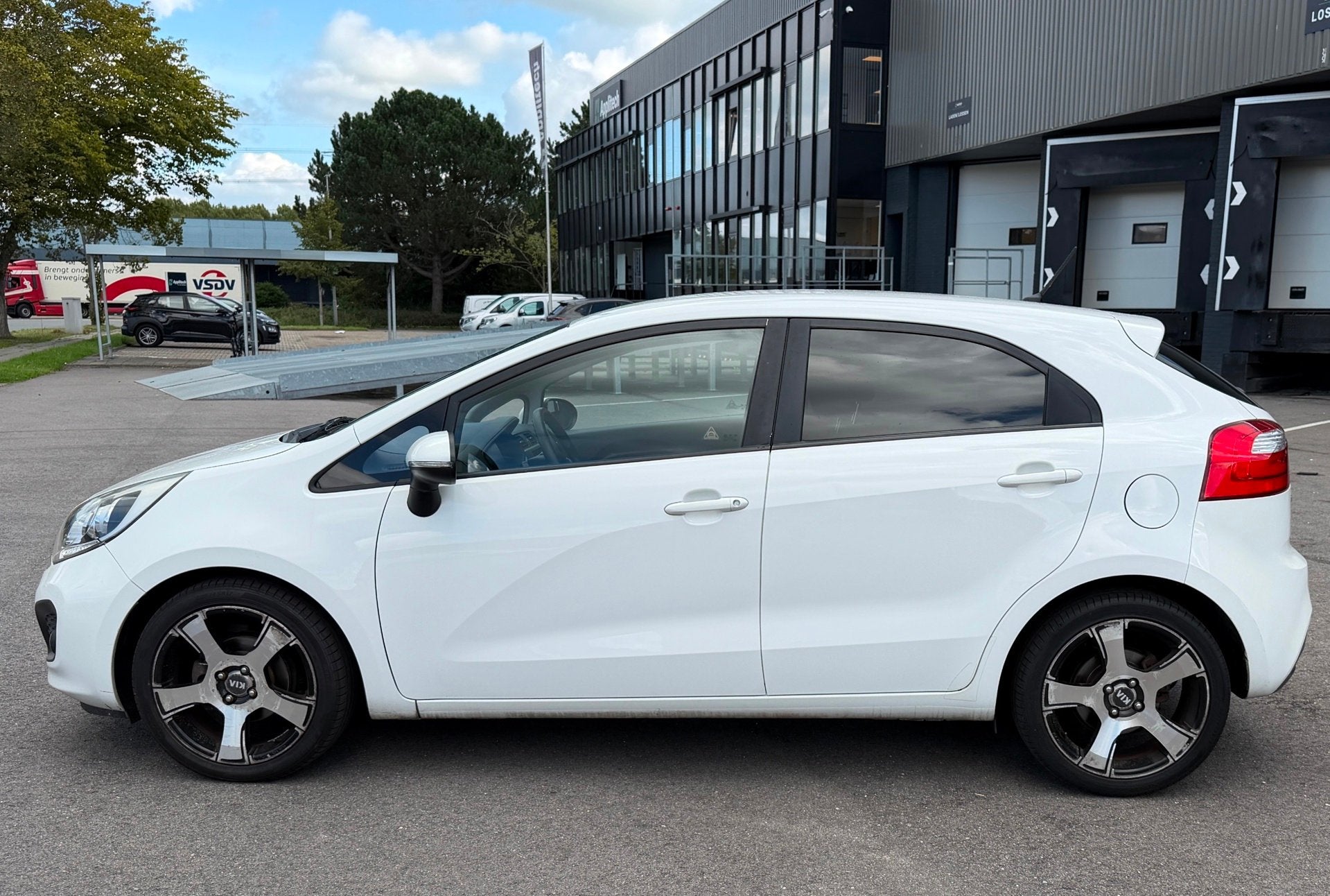 Kia Rio 1.2 CVVT Plus Pack NIEUWEAPK/CLIMA/NAVI/LMV, Euro 5, Zwart, 4 cilinders, Wit