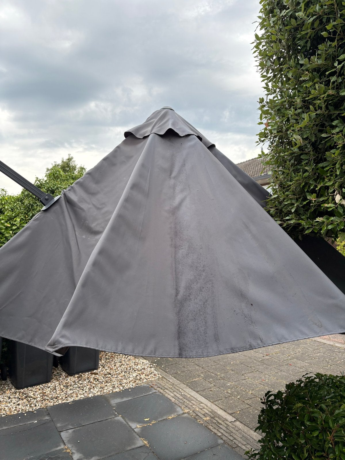 Grote Tierra zweefparasol Ø350 cm met 90kg granieten voet