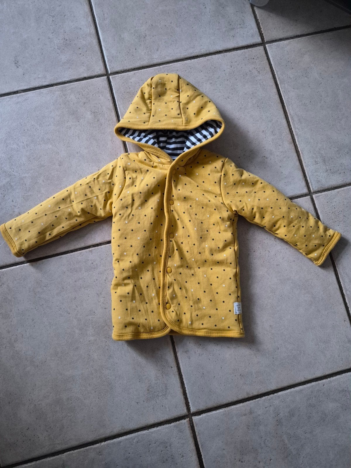 Feestje Geel Jasje met Sterren en Strepen Maat 74, Kinderen en Baby's, Babykleding | Maat 74, Feestje, Jongetje of Meisje, Ophalen of Verzenden