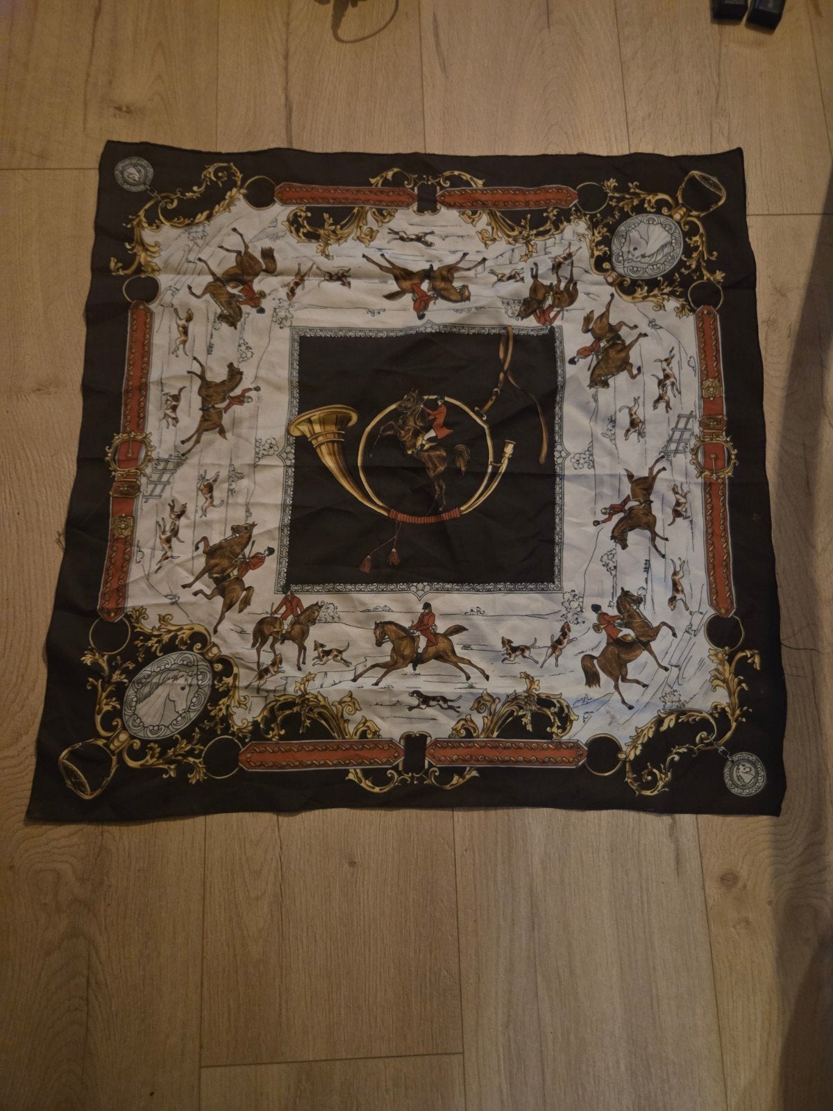 Vintage zijde Sjaal met Jachttafereel, Ophalen of Verzenden, Zo goed als nieuw, Maat 46/48 (XL) of groter, Sjaal