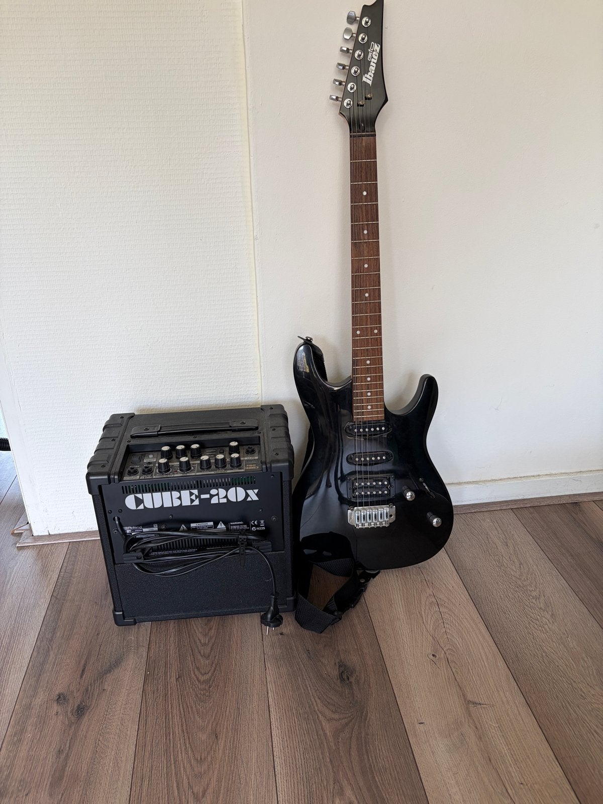 Ibanez elektrische gitaar met Roland Cube-20x versterker, Muziek en Instrumenten, Gebruikt, Ibanez, Met versterker, Ophalen of Verzenden