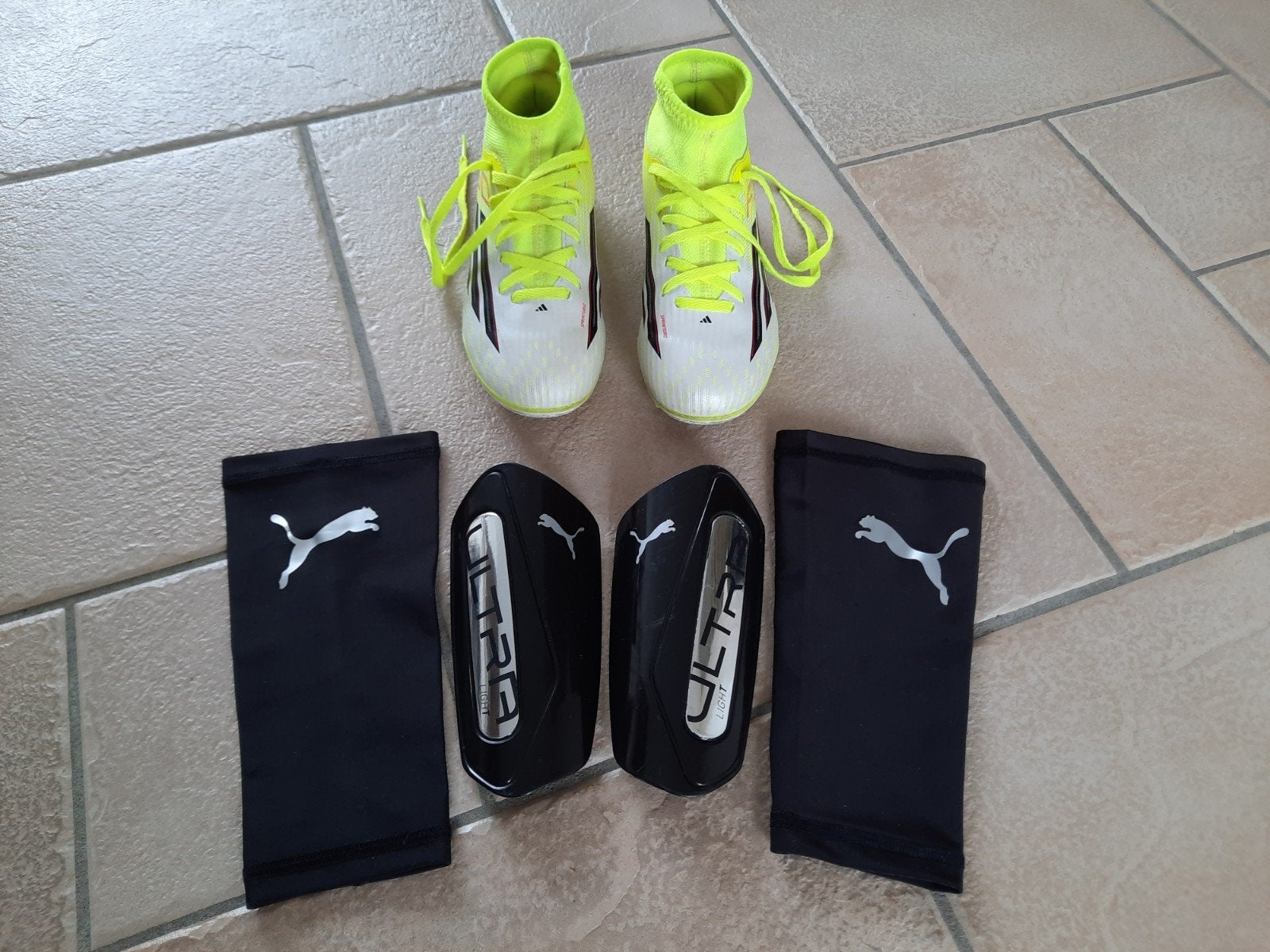 Adidas F50 voetbalschoenen met scheenbeschermers, Adidas, Ophalen of Verzenden, Zo goed als nieuw, Jongen of Meisje