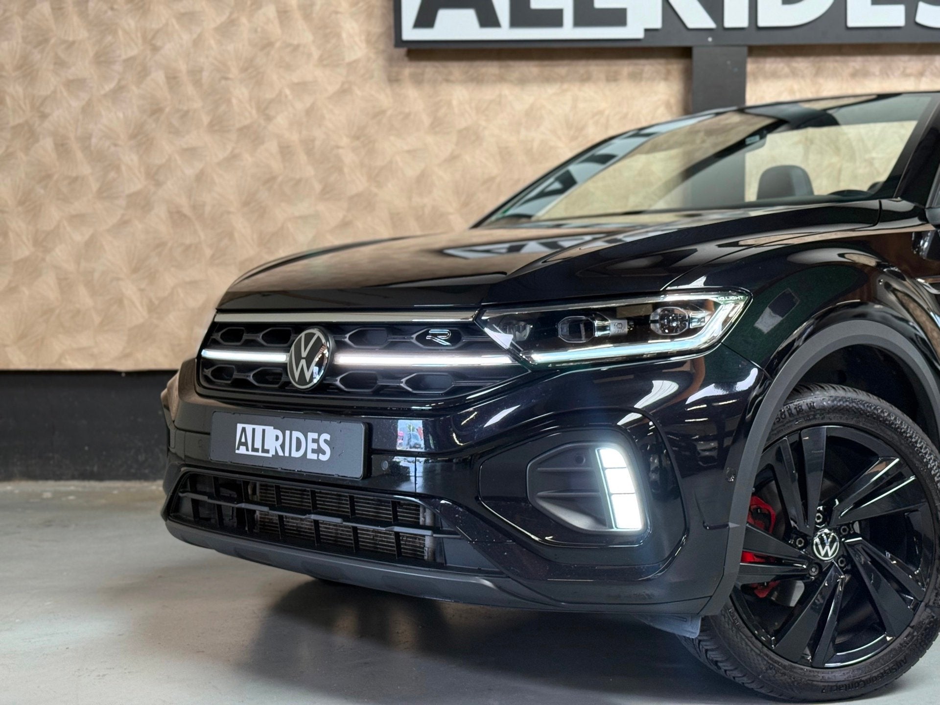 Volkswagen T-Roc Cabrio 1.5 TSI R-Line | Pano | Camera | Car, 1498 cc, 4 cilinders, Zwart, Leder