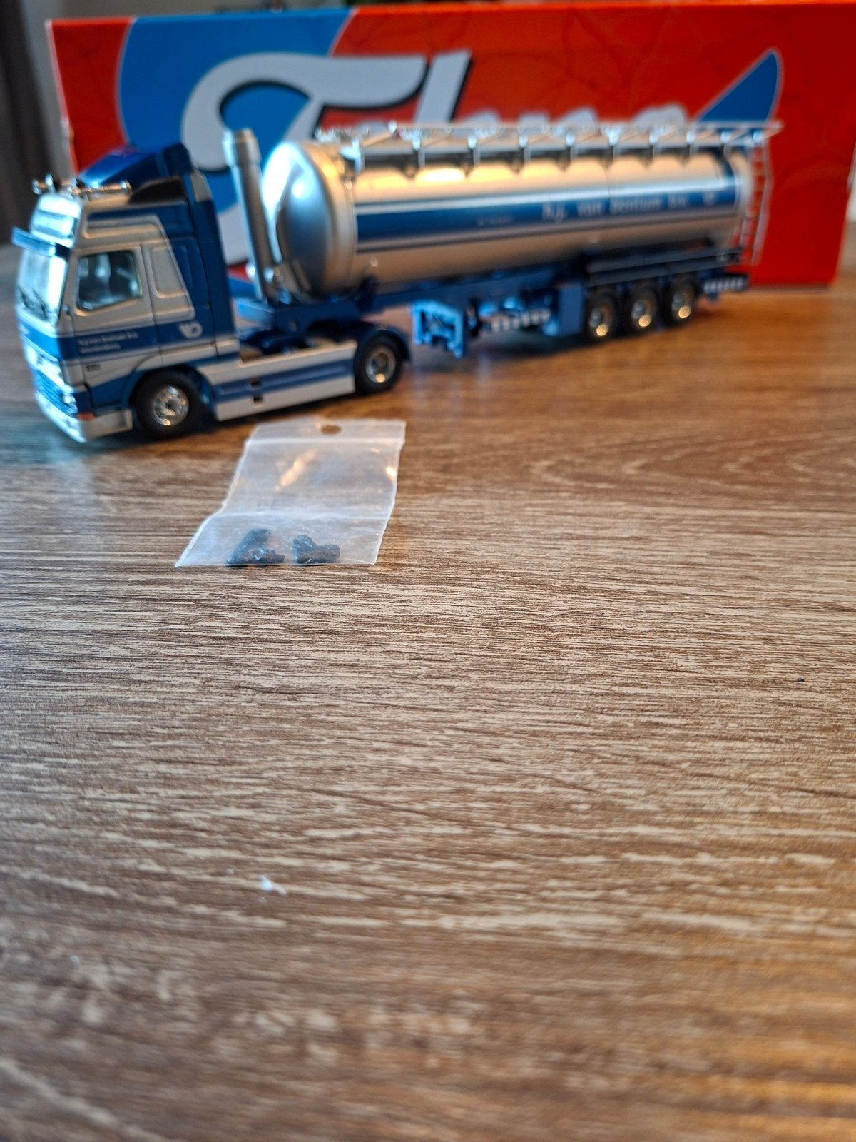 Tekno Volvo fh H.J.VAN BENTUM MET SILO, Hobby en Vrije tijd, Ophalen of Verzenden, Zo goed als nieuw, Bus of Vrachtwagen, Tekno