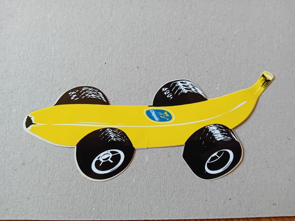 Chiquita sticker met bananenracewagen 14,5x5,5cm, Ophalen of Verzenden, Zo goed als nieuw, Bedrijf of Vereniging