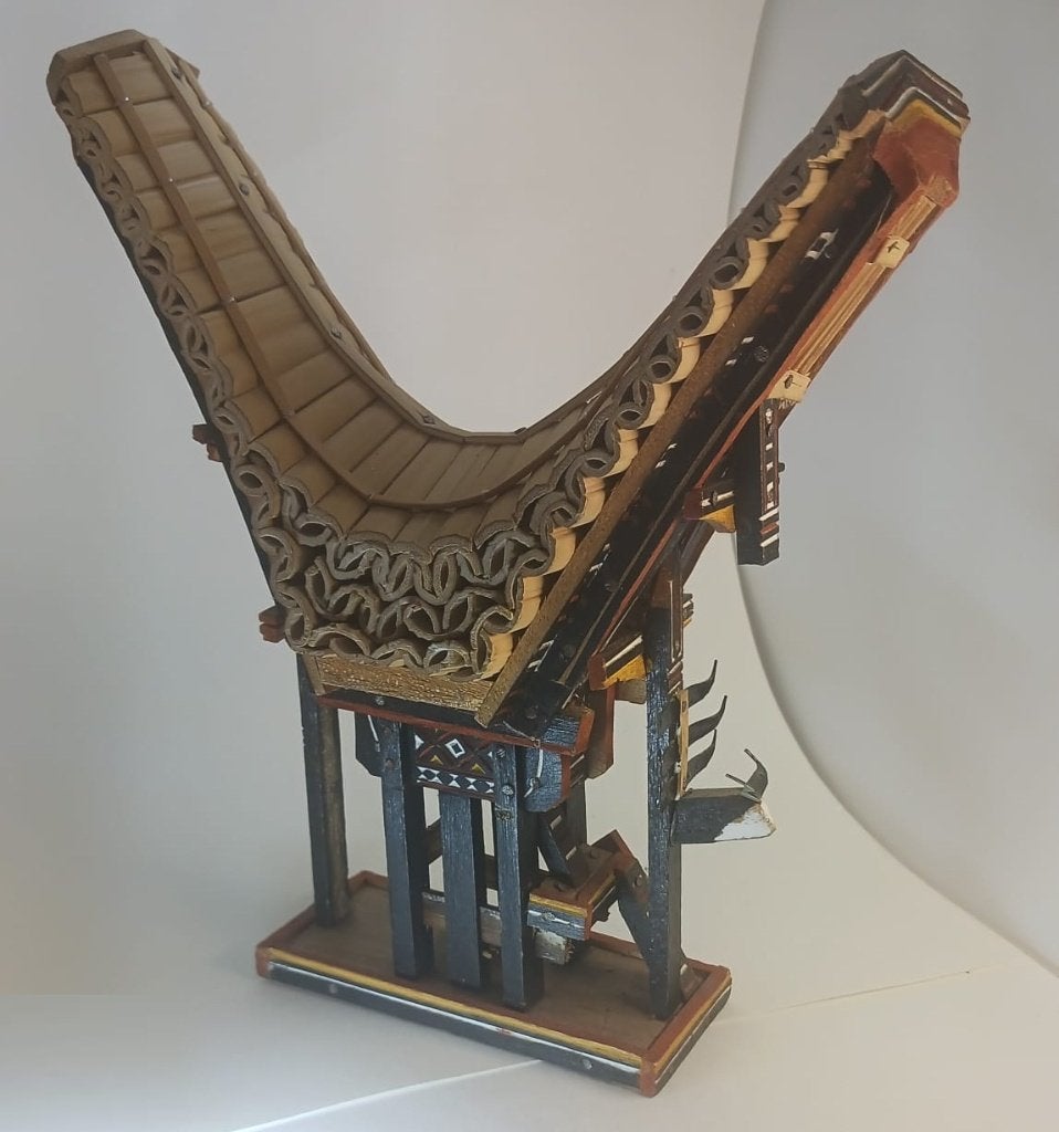 Handgemaakte miniatuur Tongkonan Indonesië, Hout, Bruin, Handgemaakt, 23 cm