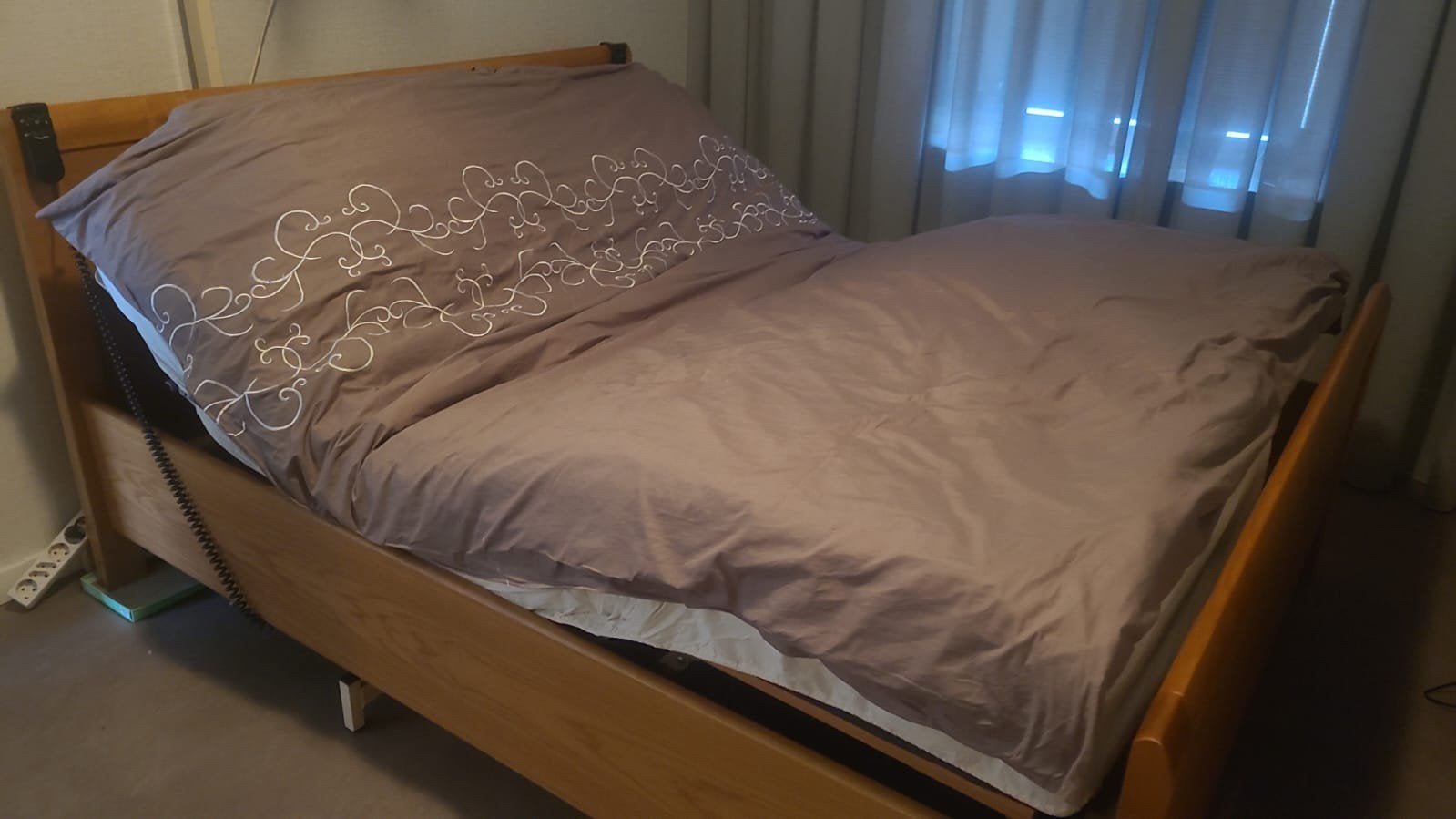 Tweepersoonsbed, elektrisch verstelbaar, Ophalen, Zo goed als nieuw, Tweepersoons