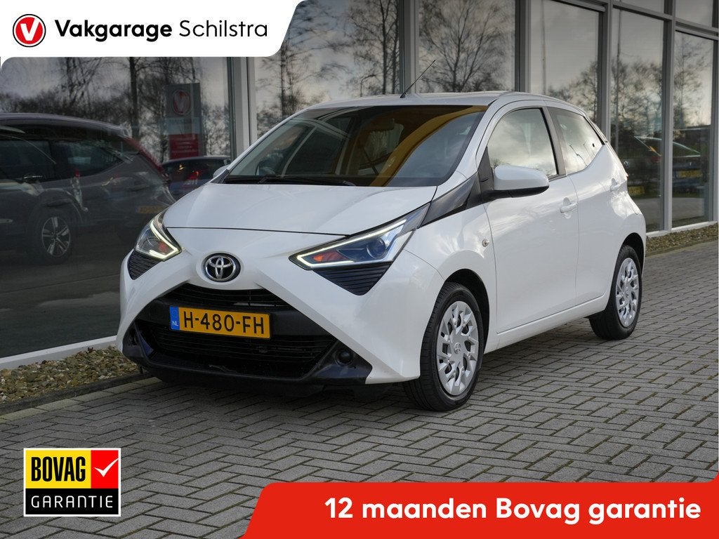 Toyota Aygo 1.0 VVT-i x-play Automaat | CarPlay | Achteruitr, 12 maanden, Stof, Gebruikt, 4 stoelen