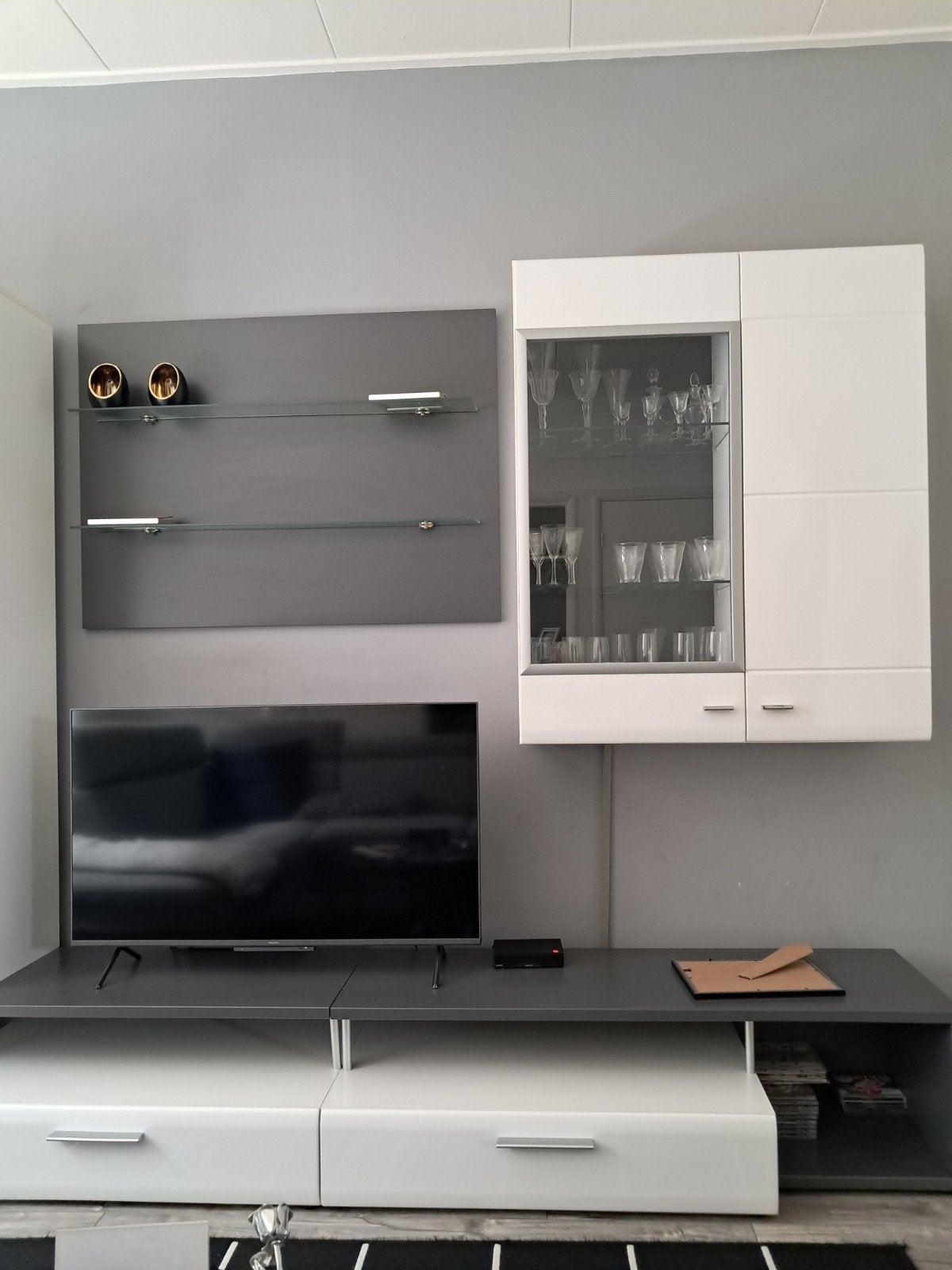 Wandkast met verlichting, Ophalen, Zo goed als nieuw, 25 tot 50 cm