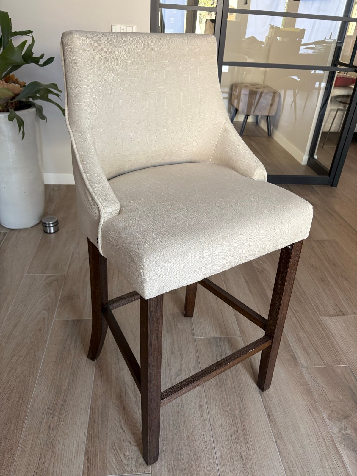 Gratis,  2 Crèmekleurige Barkrukken stoelen met Houten Poten, Huis en Inrichting, Barkrukken, Ophalen, Gebruikt, Met voetsteun