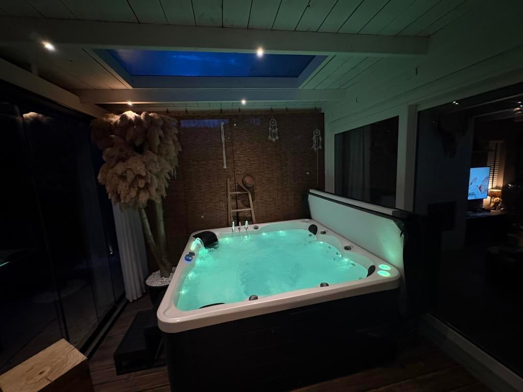 SPA LISBOA 2 jaar oud plus pampas palm, Tuin en Terras, Ophalen, Zo goed als nieuw, Trap, Vast