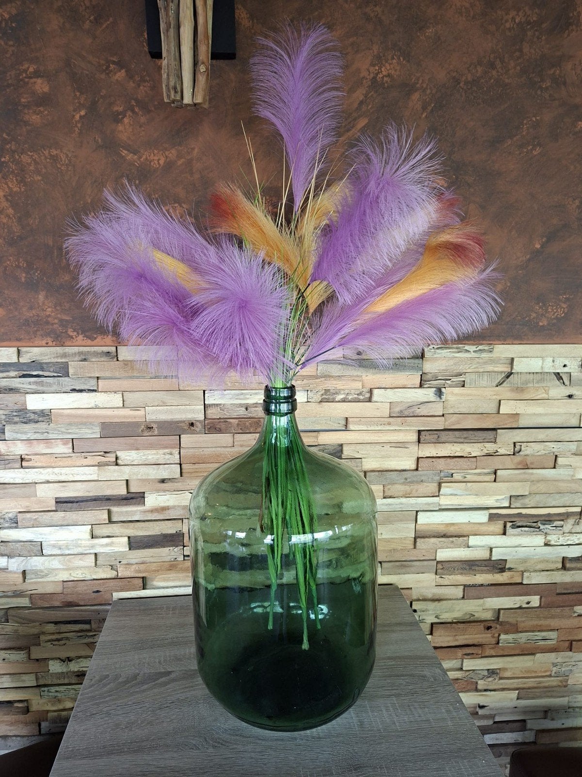 Grote groene glazen fles met pluimen, Huis en Inrichting, Woonaccessoires | Vazen, Ophalen, Gebruikt, Groen, Glas