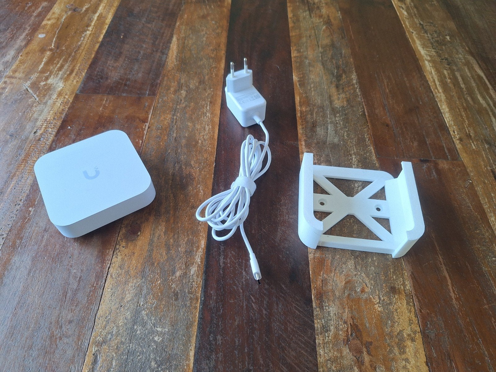 Ubiquiti UXG Lite met beugel, Ophalen of Verzenden, Zo goed als nieuw, Router, Ubiquiti