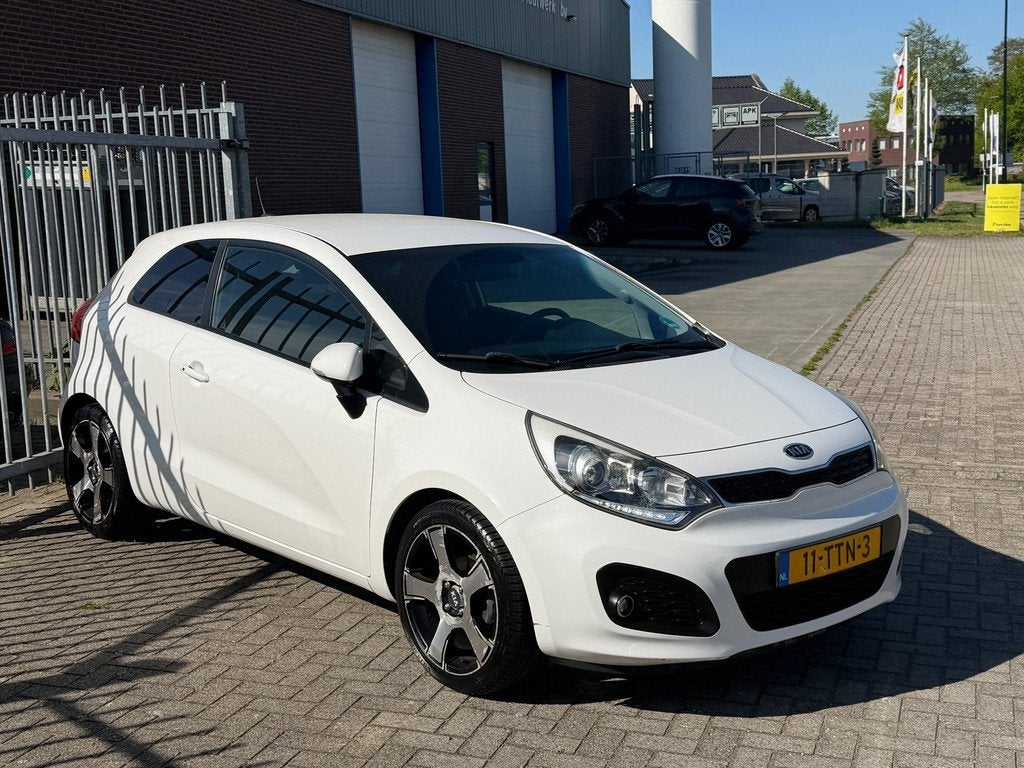 Kia Rio 1.2 CVVT Super Pack NL AUTO NAP! NAVI l Camera l Cru, Euro 5, Zwart, 4 cilinders, Wit