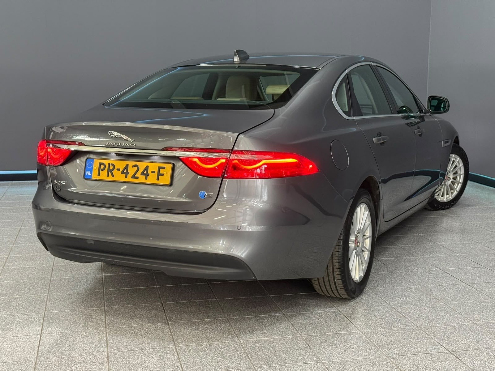 Jaguar XF 2.0d Portfolio volledig dealer onderhouden, Auto's, Automaat, Dealer onderhouden, Gebruikt, Euro 6