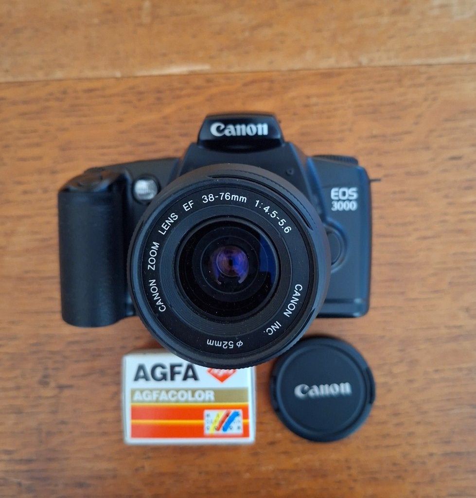 Camera Canon EOS 3000 met lens 38-76 mm 0.58 m/1.9 ft, Ophalen of Verzenden, Zo goed als nieuw, Spiegelreflex, Canon