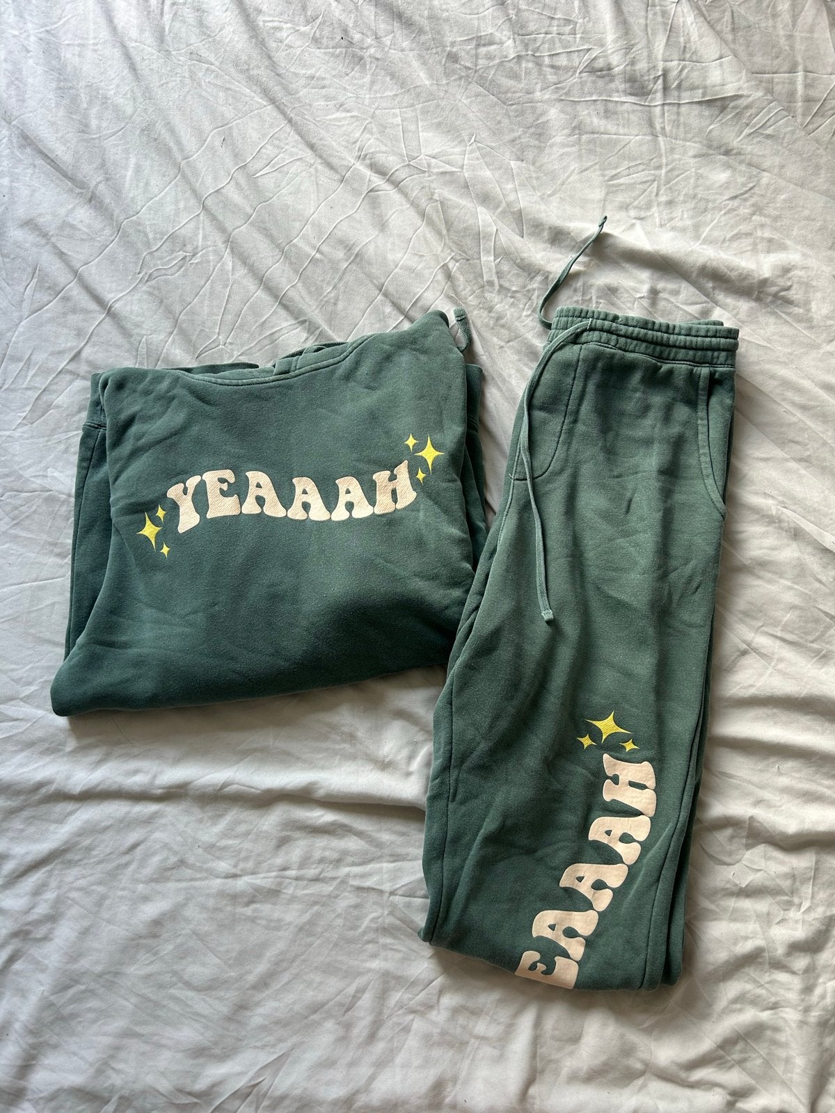 Zoe Roe Merch "Yeaaah" Hoodie en Joggingbroek Set, Kleding | Dames, Ophalen of Verzenden, Gedragen, Maat 38/40 (M), Groen