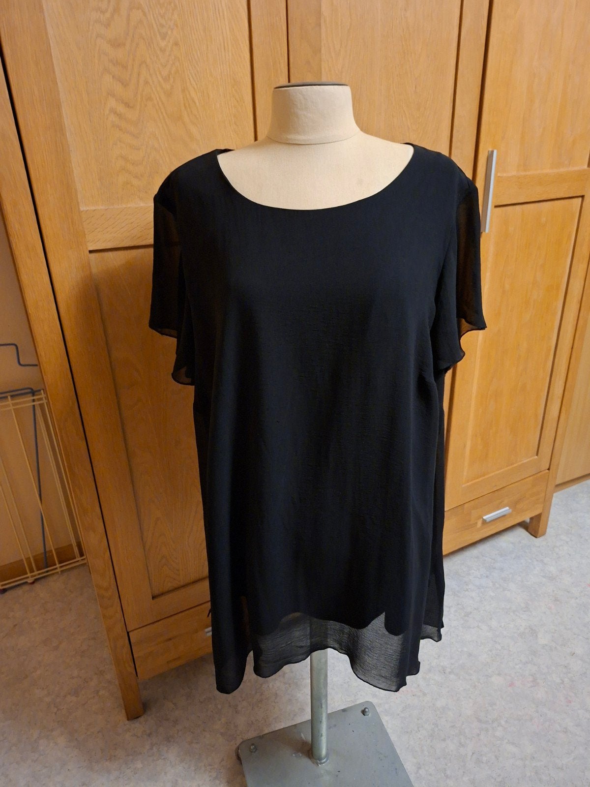 Zwart doorzichtig shirt met kapmouwtjes maat 44/46, Maat 42/44 (L), Ophalen of Verzenden, Korte mouw, Gedragen