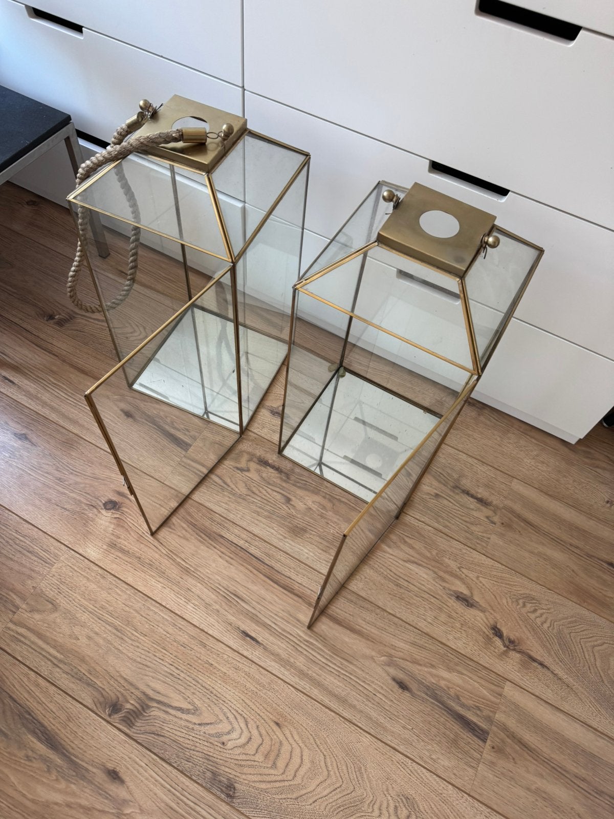 Set van 2 grote glazen windlichten lantaarns messing 56 cm, Ophalen, Windlicht, 56 cm, Goud