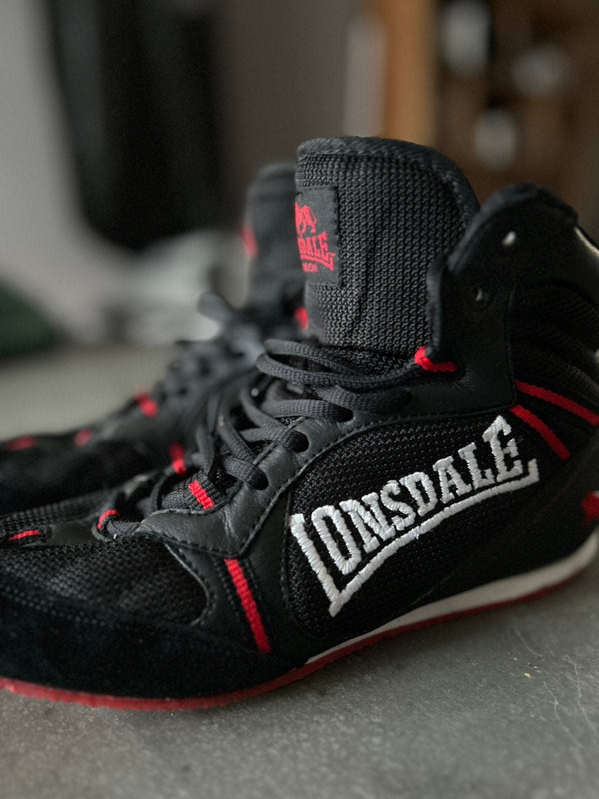 Lonsdale Vechtsportschoenen Maat 42 - Zwart/Rood, Gebruikt, Overige, Maat XS of kleiner, Ophalen of Verzenden