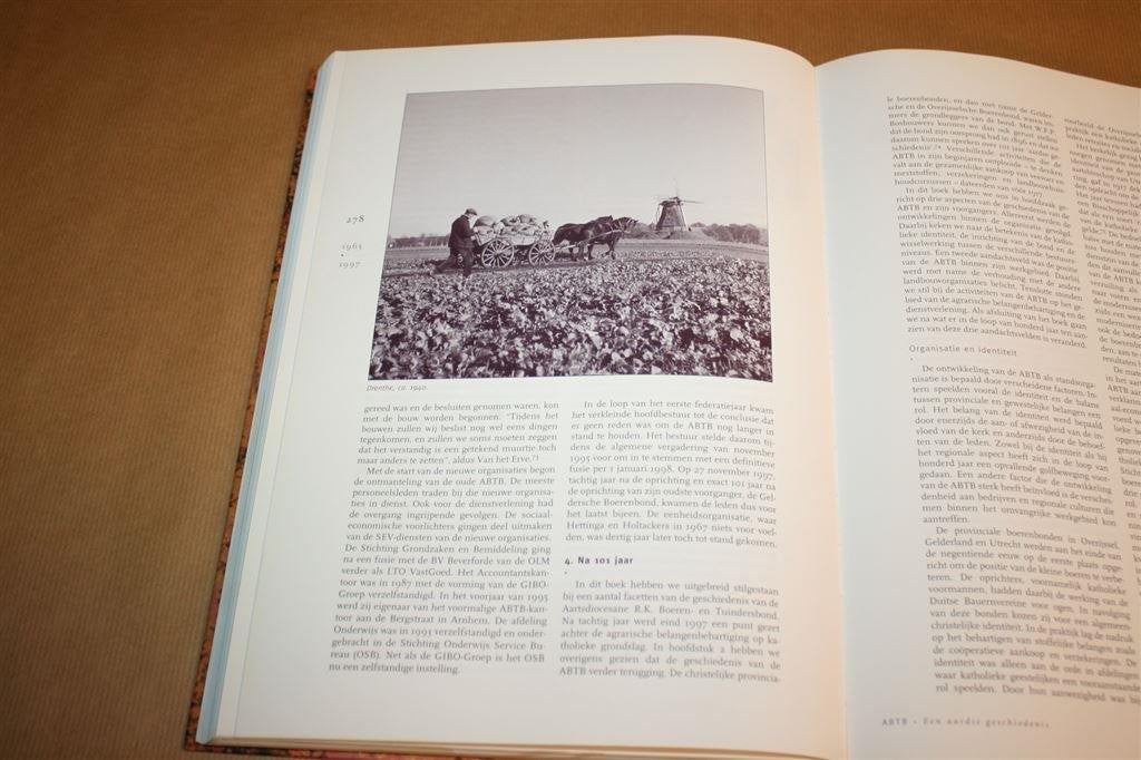 Een aardse geschiedenis. ABTB in Dienst boeren, tuinders, Ophalen of Verzenden, Zo goed als nieuw, Europa