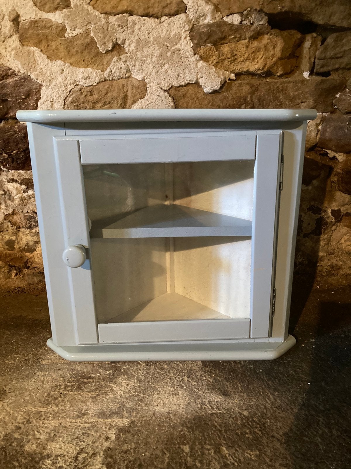 Hoek hang kastje lichtblauw hout deurtje van glas, Huis en Inrichting, Kasten | Vitrinekasten, Ophalen, Minder dan 50 cm, Brocante vintage romantisch