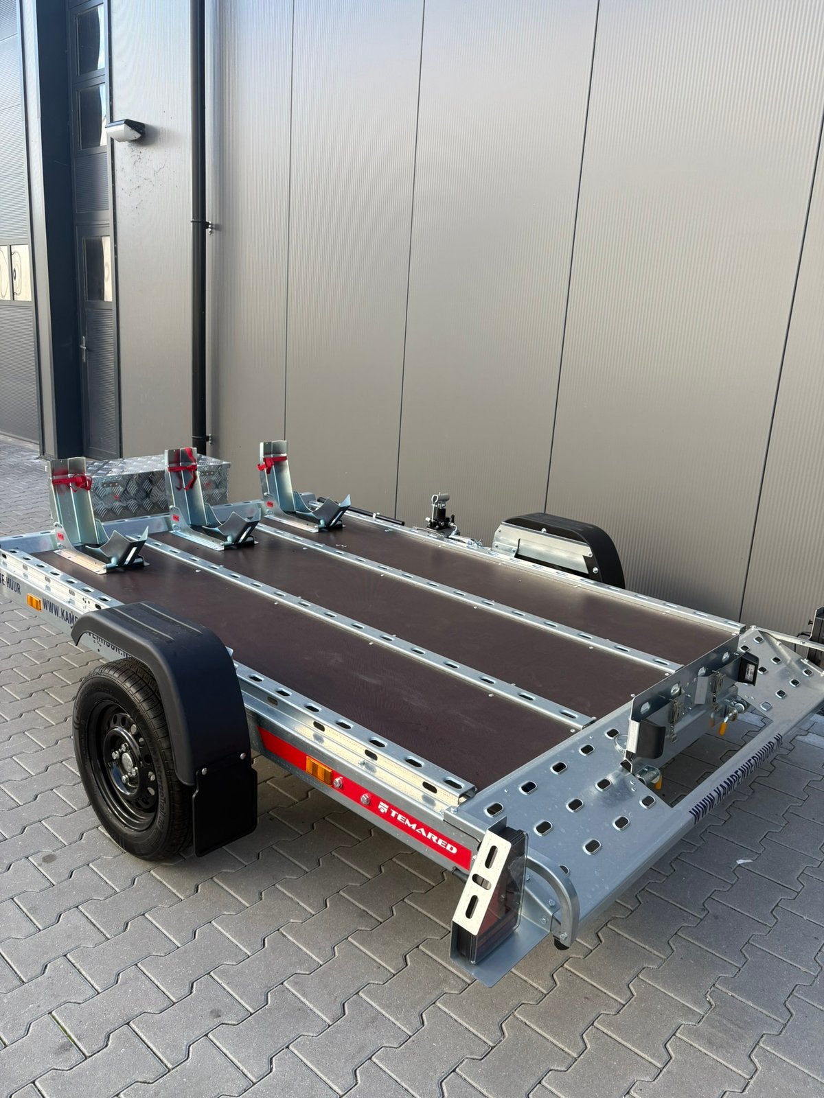 TE HUUR: Hydraulisch Zakbare Motortrailer 1-3 Motoren 750KG, Ophalen, Nieuw