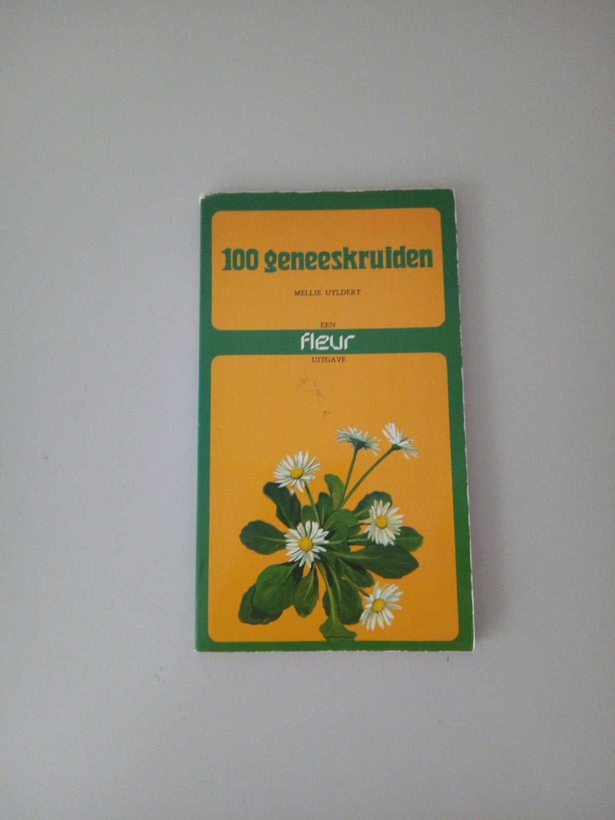 100 Geneeskruiden - Mellie Uyldert (Fleur Uitgave), Boeken, Ophalen of Verzenden, Gelezen, Kruiden en Alternatief, Mellie Uyldert