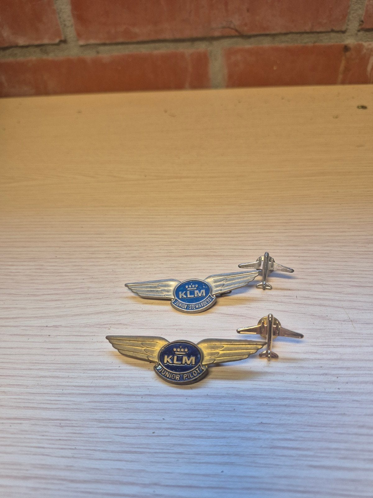 KLM Junior Pilot + Junior Stewardess speldjes – vintage, Ophalen of Verzenden, Gebruikt, Overige typen