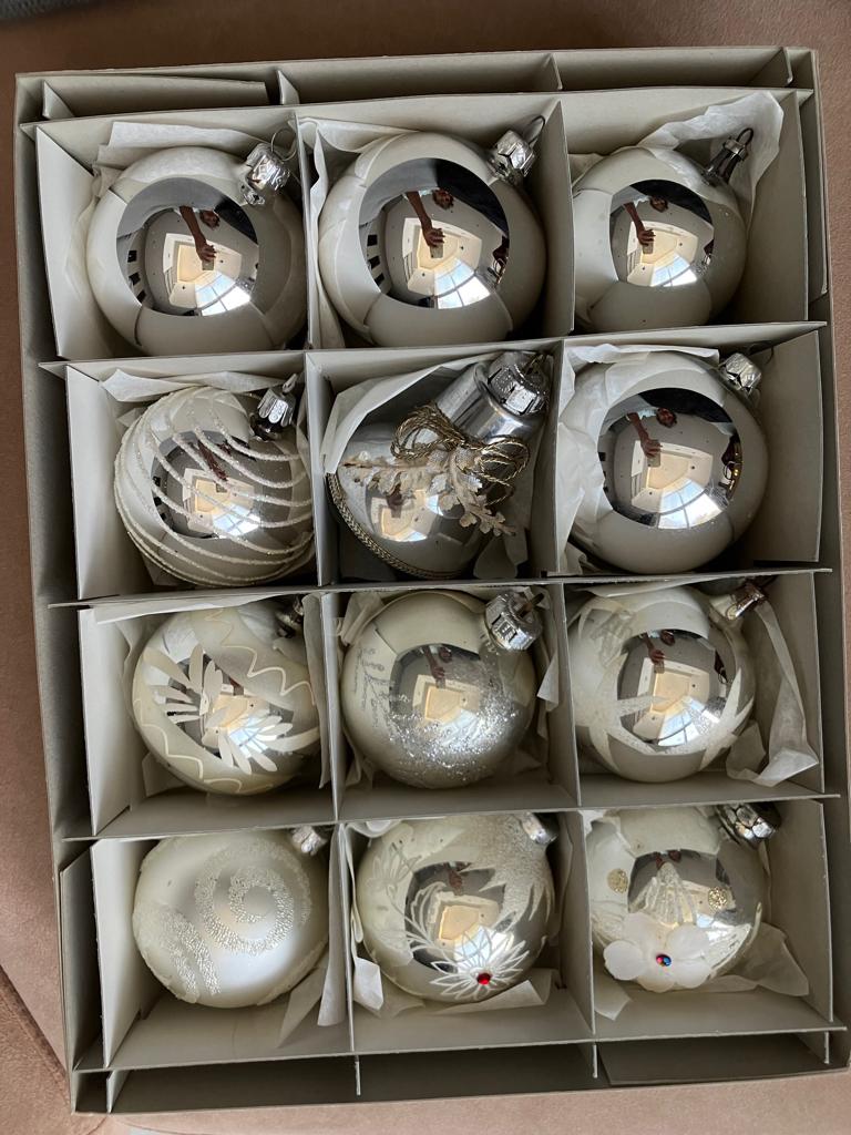 11 Kerstballen en 1 Kerstklok, Ophalen of Verzenden, Gebruikt