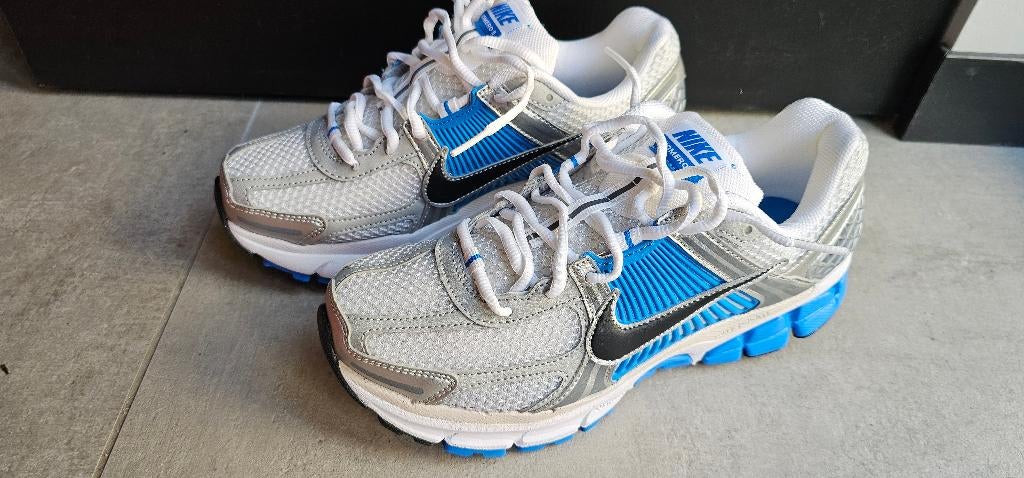 Nike Zoom Vomero 5 Metallic Silver & Photo Blue mt 40 NIEUW, Blauw, Nike, Nieuw, Ophalen of Verzenden