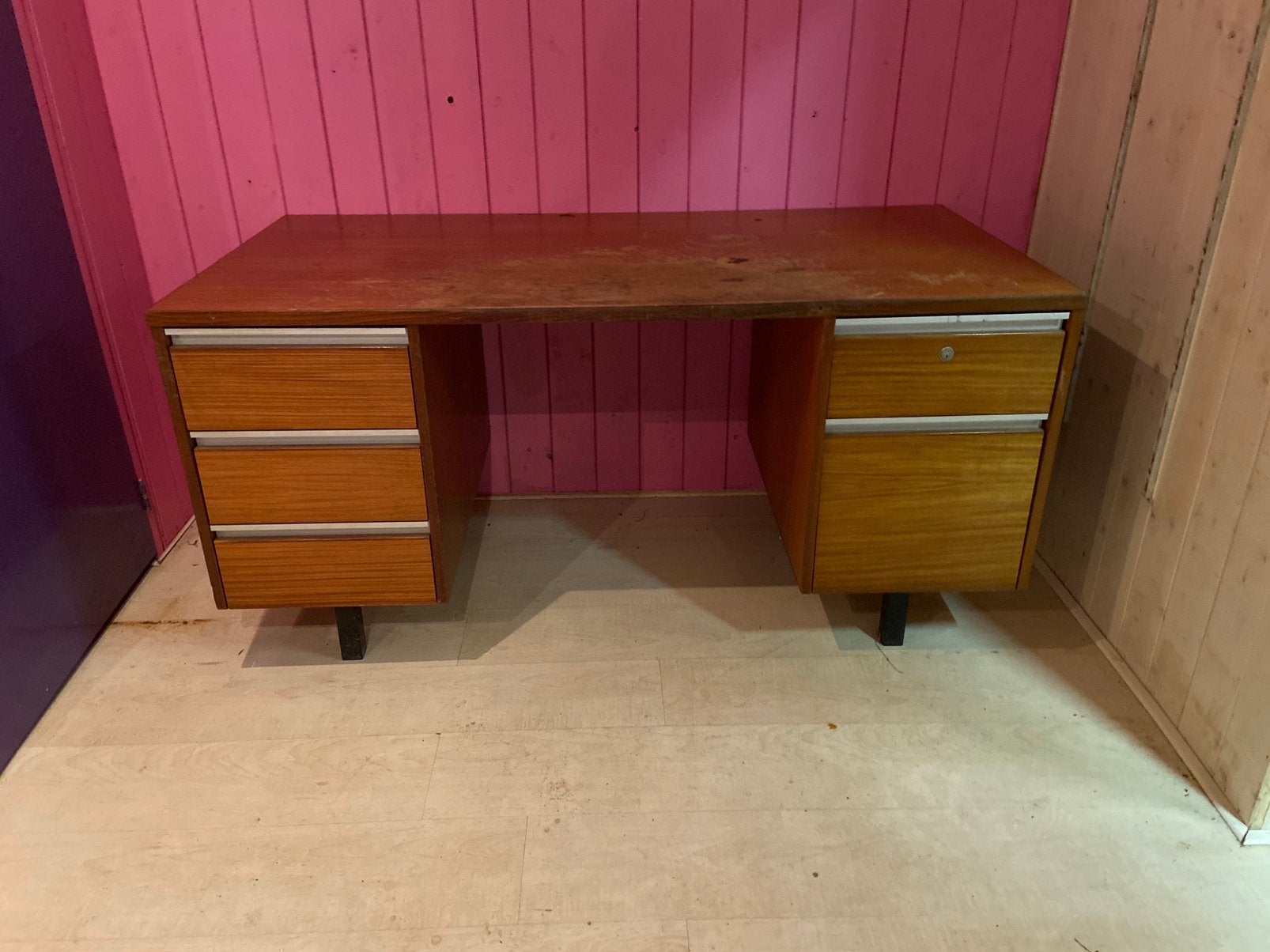 MOET WEG ! Groot Vintage retro bureau jaren 60/70 teak, Ophalen, Gebruikt, 150 cm, Bruin