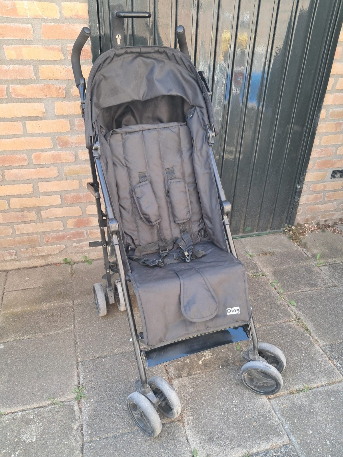 Gebruikte zwarte buggy met zonnekap, Ophalen