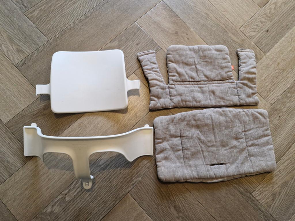 Stokke Tripp Trapp babyset wit met beige kussen, Kinderen en Baby's, Kinderstoelen, Ophalen of Verzenden, Zo goed als nieuw, Meegroeistoel