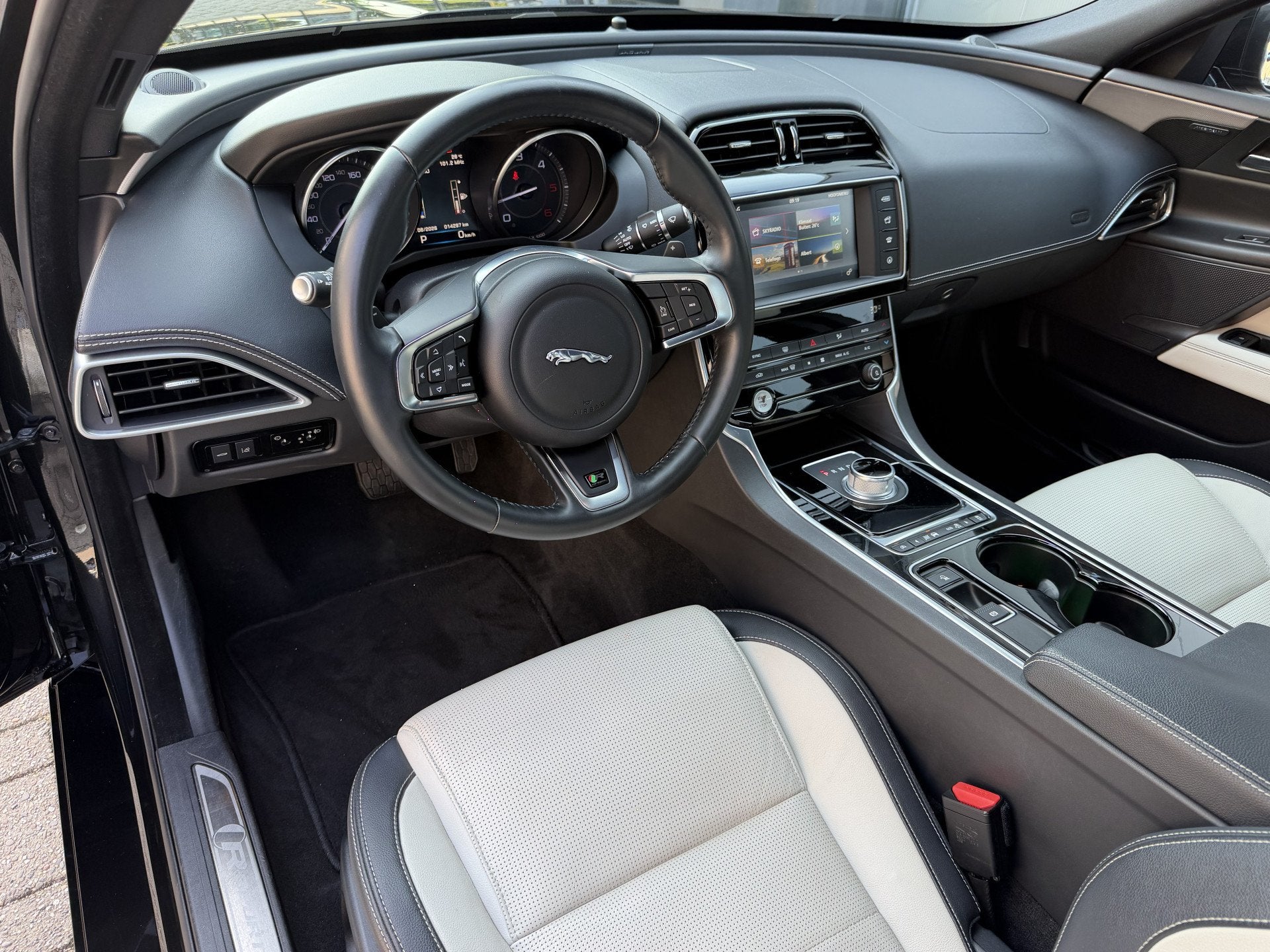 Jaguar XE 2.0 D R-Sport Navi-Leer, Automaat, Achterwielaandrijving, 4 cilinders, Met garantie (alle)