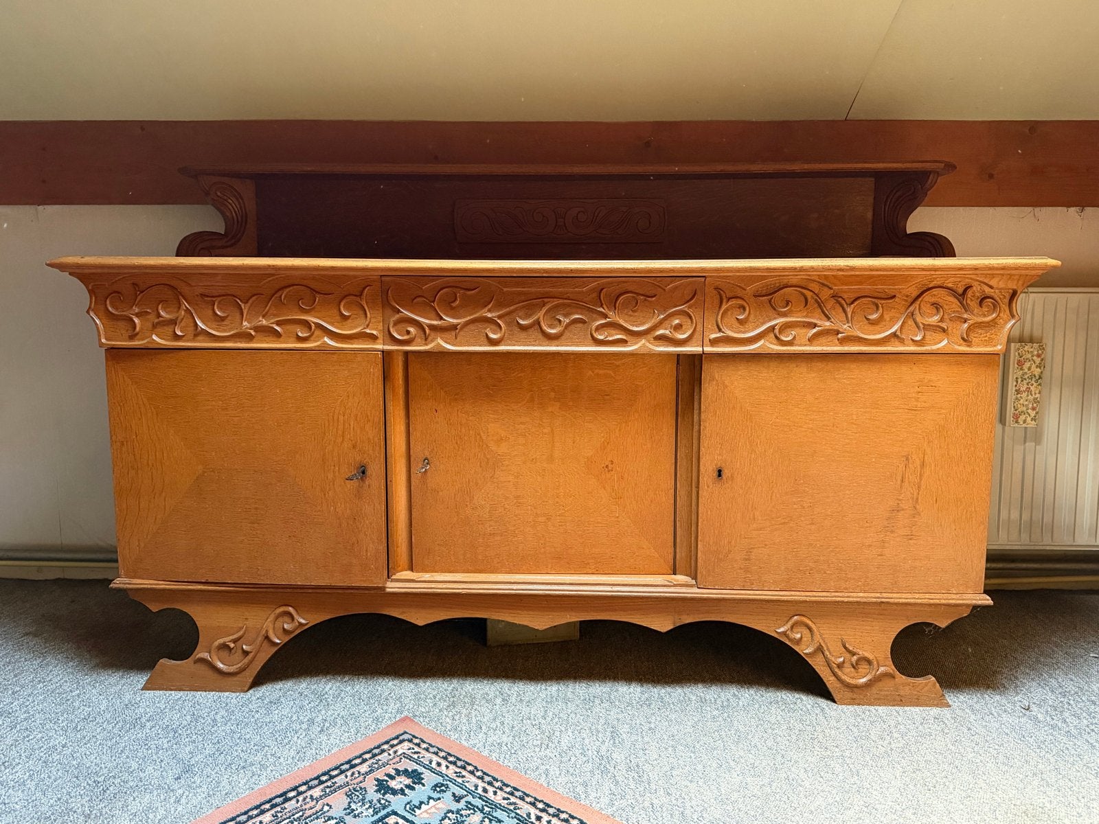 Antiek dressoir met sierlijk houtsnijwerk, Ophalen
