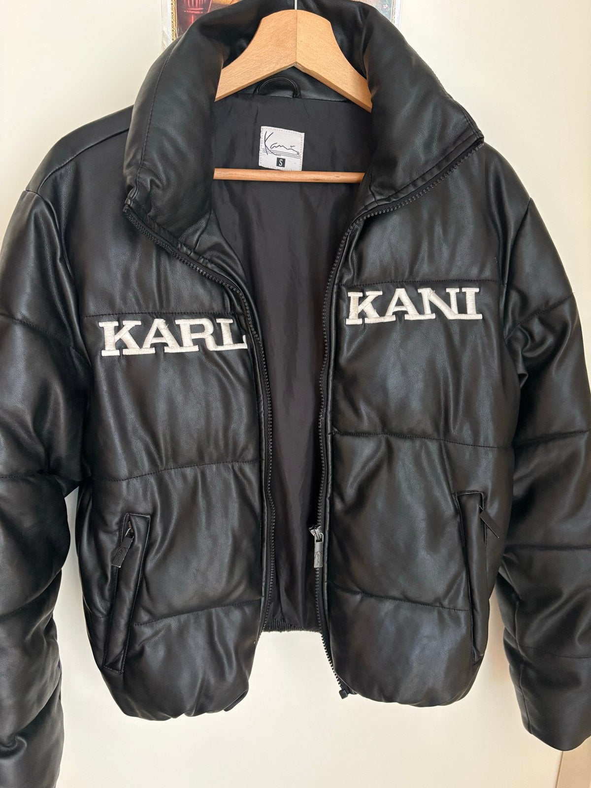 Karl Kani Zwart Pufferjack - Maat S, Kleding | Dames, Jassen | Winter, Ophalen of Verzenden, Zo goed als nieuw, Maat 36 (S), Zwart