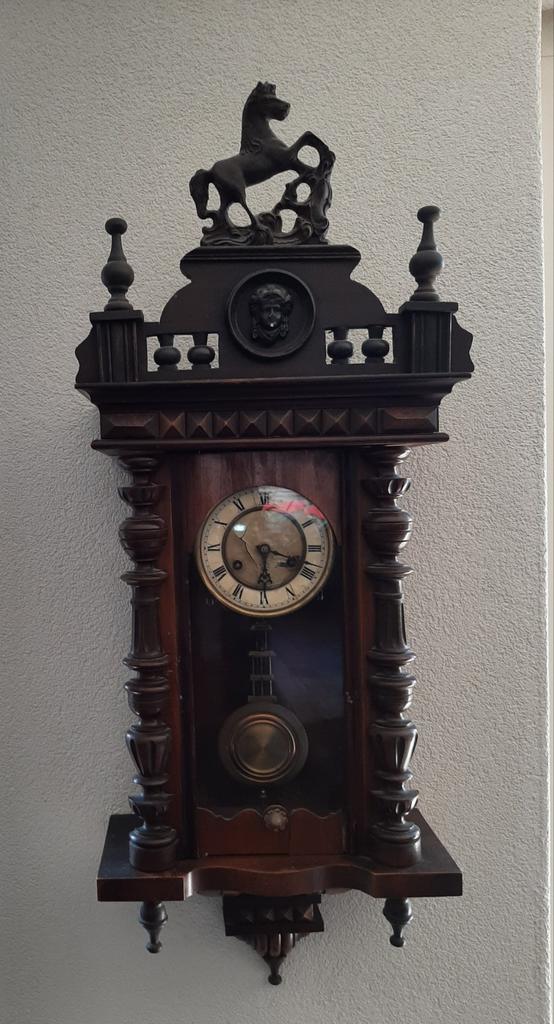 Zeer oude houten klok zgn. Paardjesklok, Ophalen