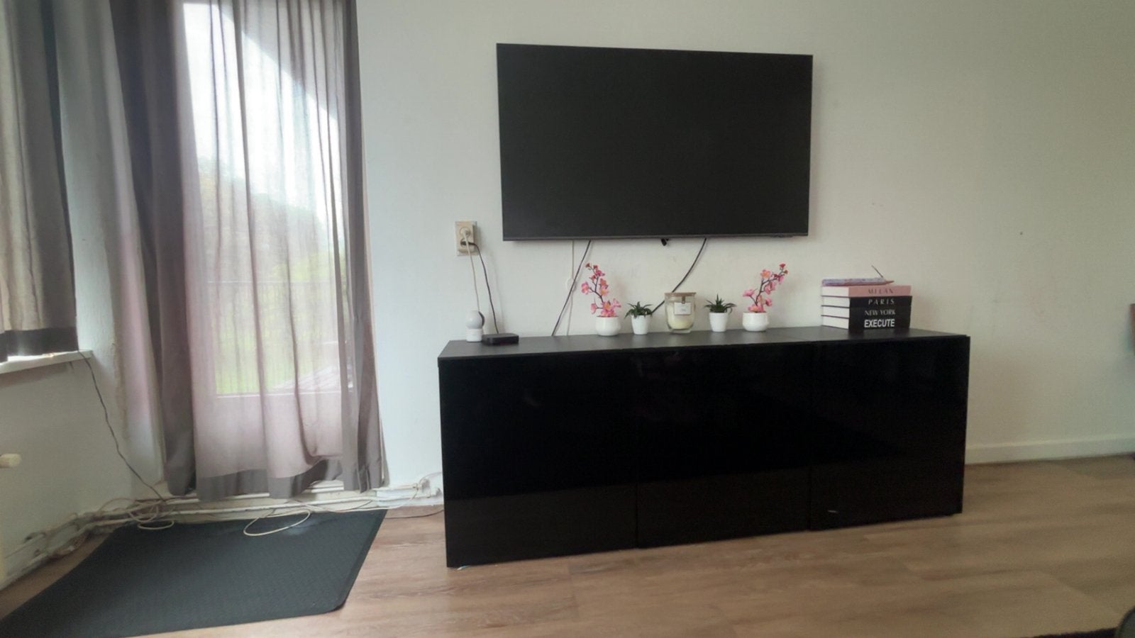 Zwarte televisie meubel, Huis en Inrichting, Ophalen of Verzenden, Minder dan 100 cm, 25 tot 50 cm, Glas