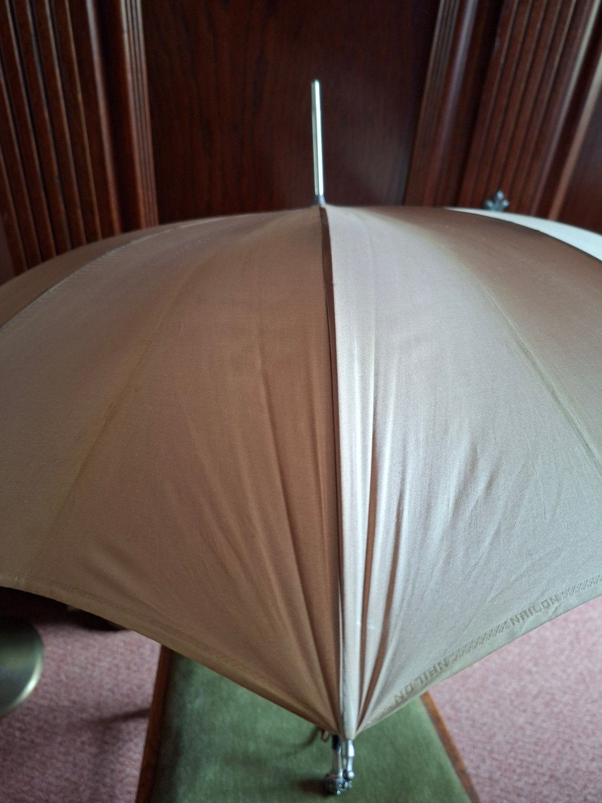 Antieke beige paraplu met een zilveren/lederen handvat, Ophalen of Verzenden, Gebruikt, Overige kleuren