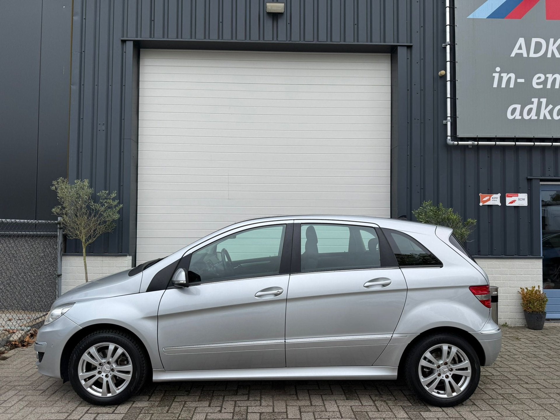 Mercedes-Benz B-klasse 200 AUTOMAAT/STOELVERW/TREKHAAK/PDC/M, Gebruikt, Zwart, 4 cilinders, 1290 kg