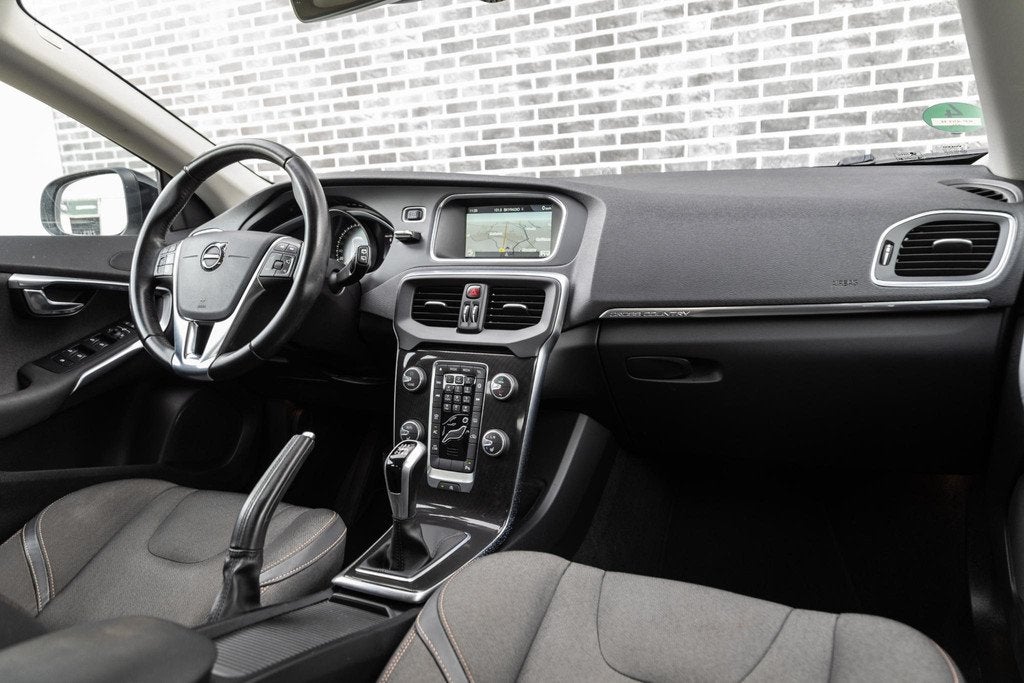 Volvo V40 Cross Country 2.0 T3 Nordic+ | Navigatie | Trekhaa, 12 maanden, Gebruikt, 4 cilinders, Wit