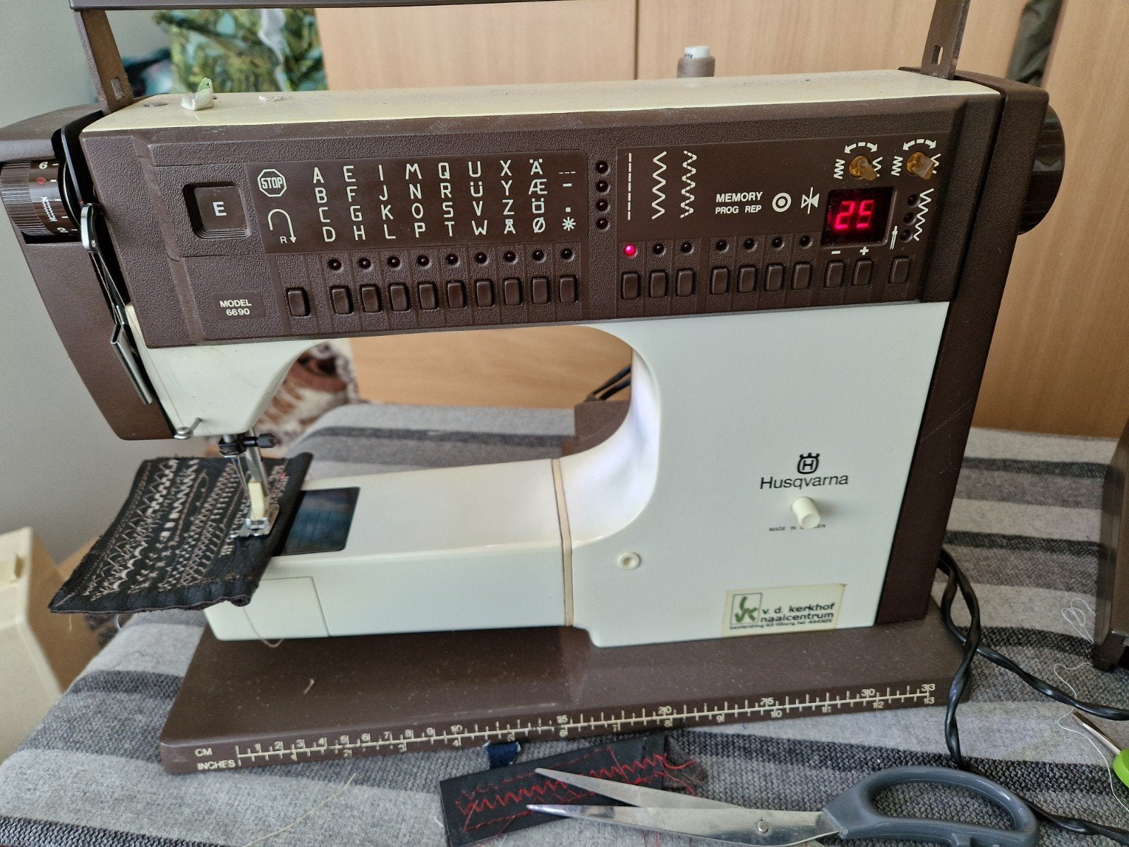 HUSQVARNA 6690 Computergestuurde naaimachine, Hobby en Vrije tijd, Naaimachines en Toebehoren, Ophalen of Verzenden, Gebruikt