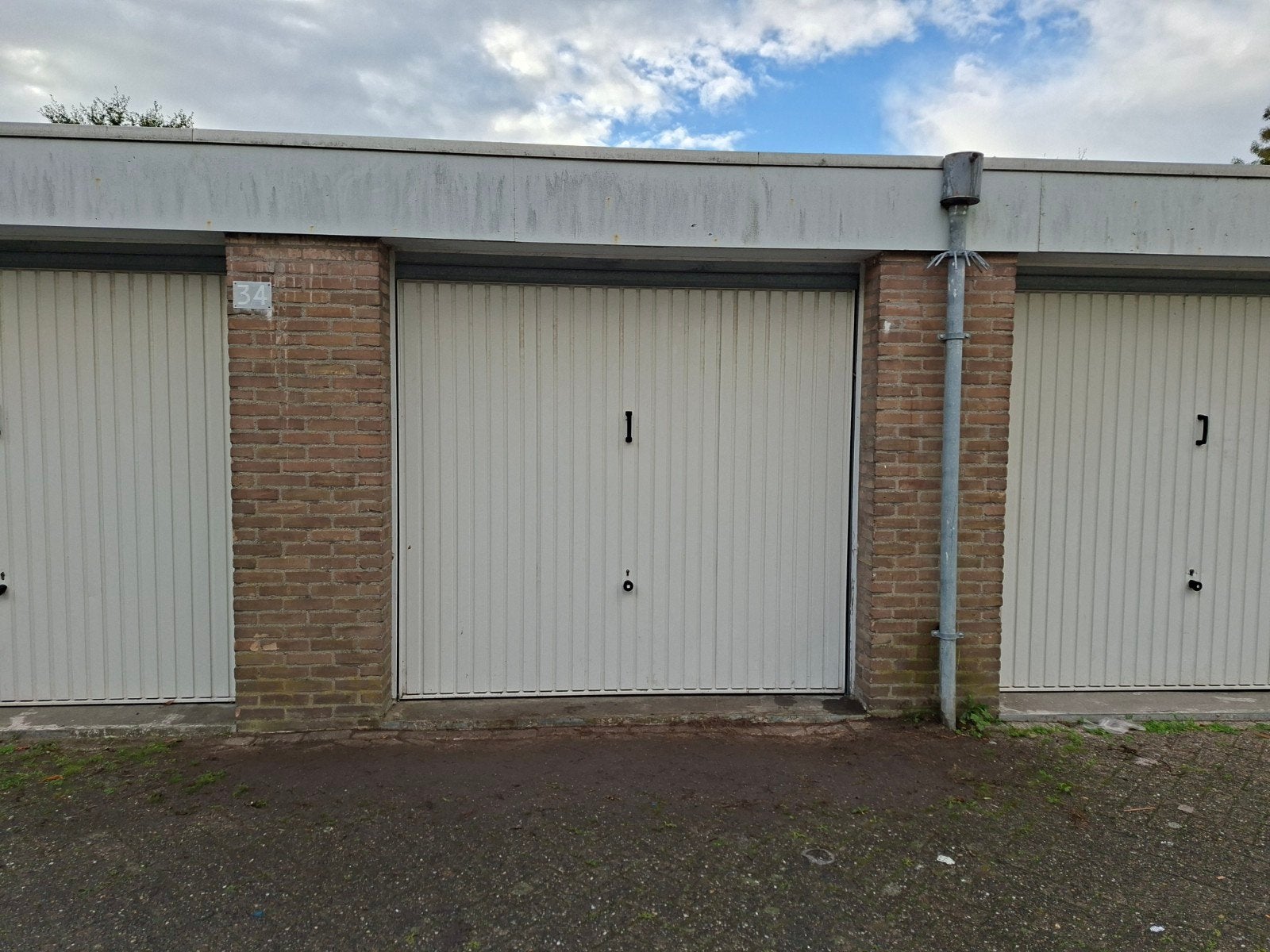 TE HUUR GARAGEBOX ROTTERDAM.