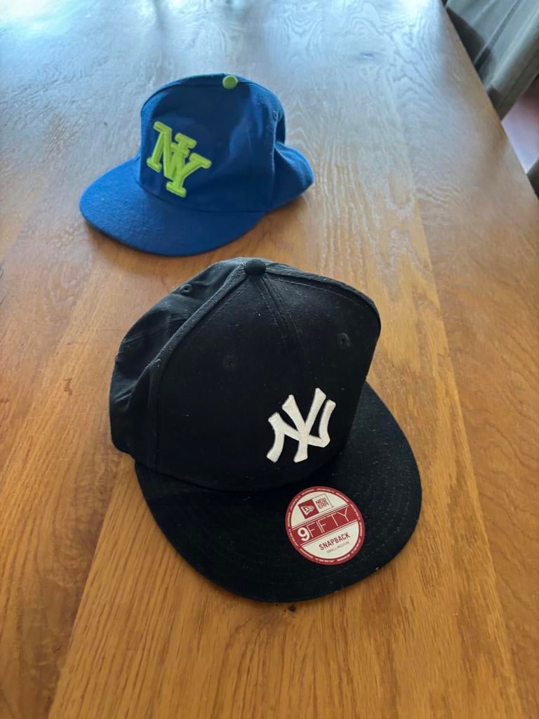 Set van 2 NY petten - Zwart en Blauw, Ophalen, Zo goed als nieuw, One size fits all, Pet