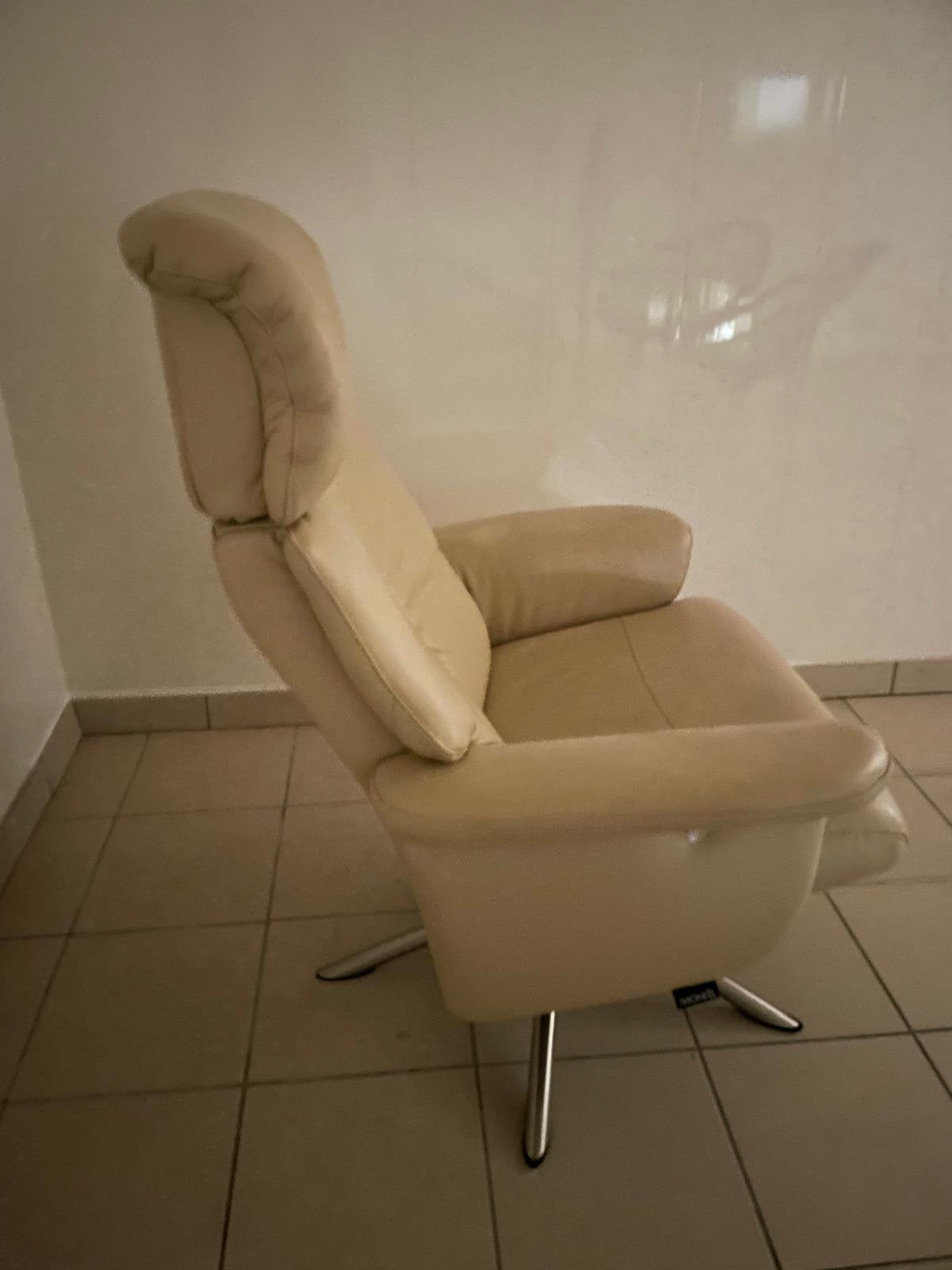 Beige verstelbare leren relaxstoel met RVS onderstel, Huis en Inrichting, Fauteuils, Ophalen, Zo goed als nieuw, 50 tot 75 cm