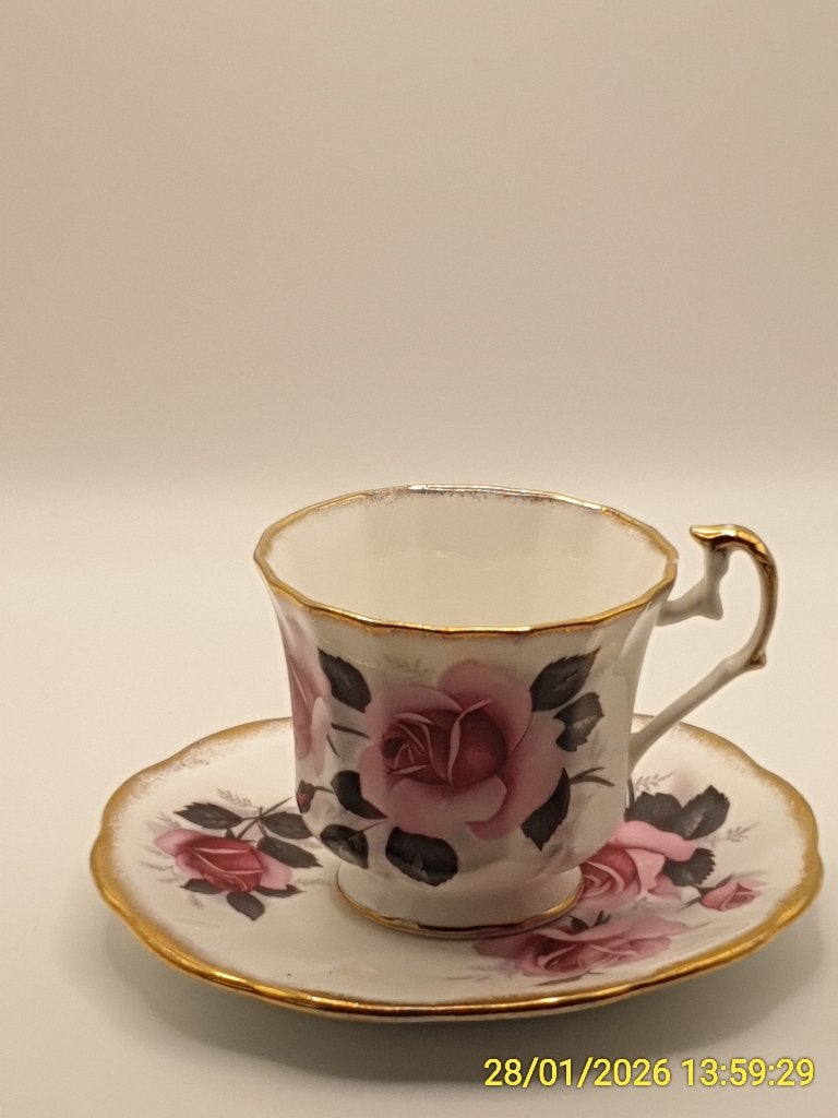 Elizabethan Bone China Kop en Schotel met Rozen, Verzamelen, Ophalen of Verzenden, Zo goed als nieuw, Porselein, Kop en/of schotel