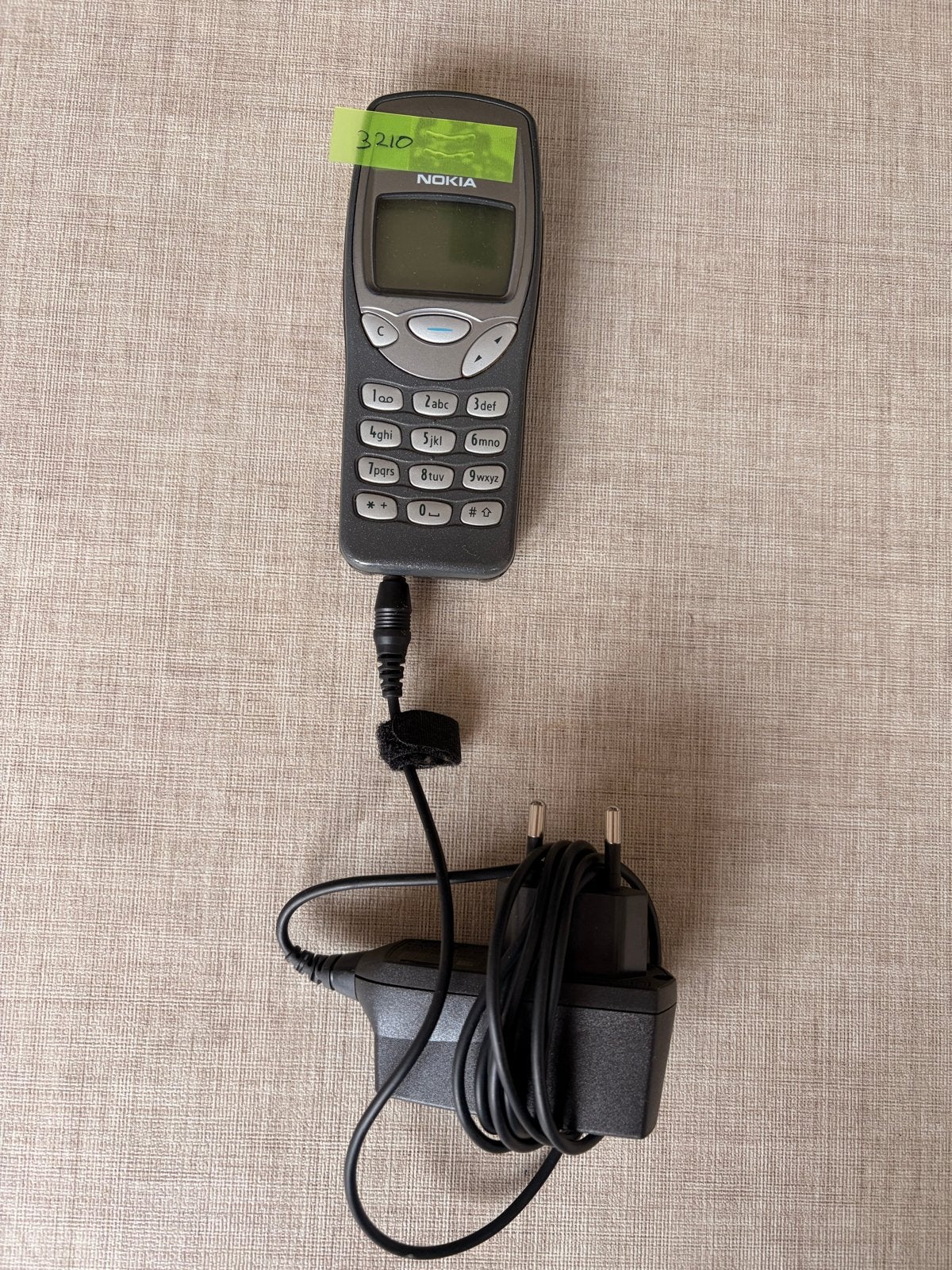 Nokia 3210 met oplader - Klassieke mobiele telefoon, Telecommunicatie, Gebruikt, Geen camera, Zwart, Fysiek toetsenbord